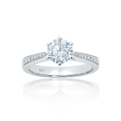 Timeless 6-Claw beauty with tapered band